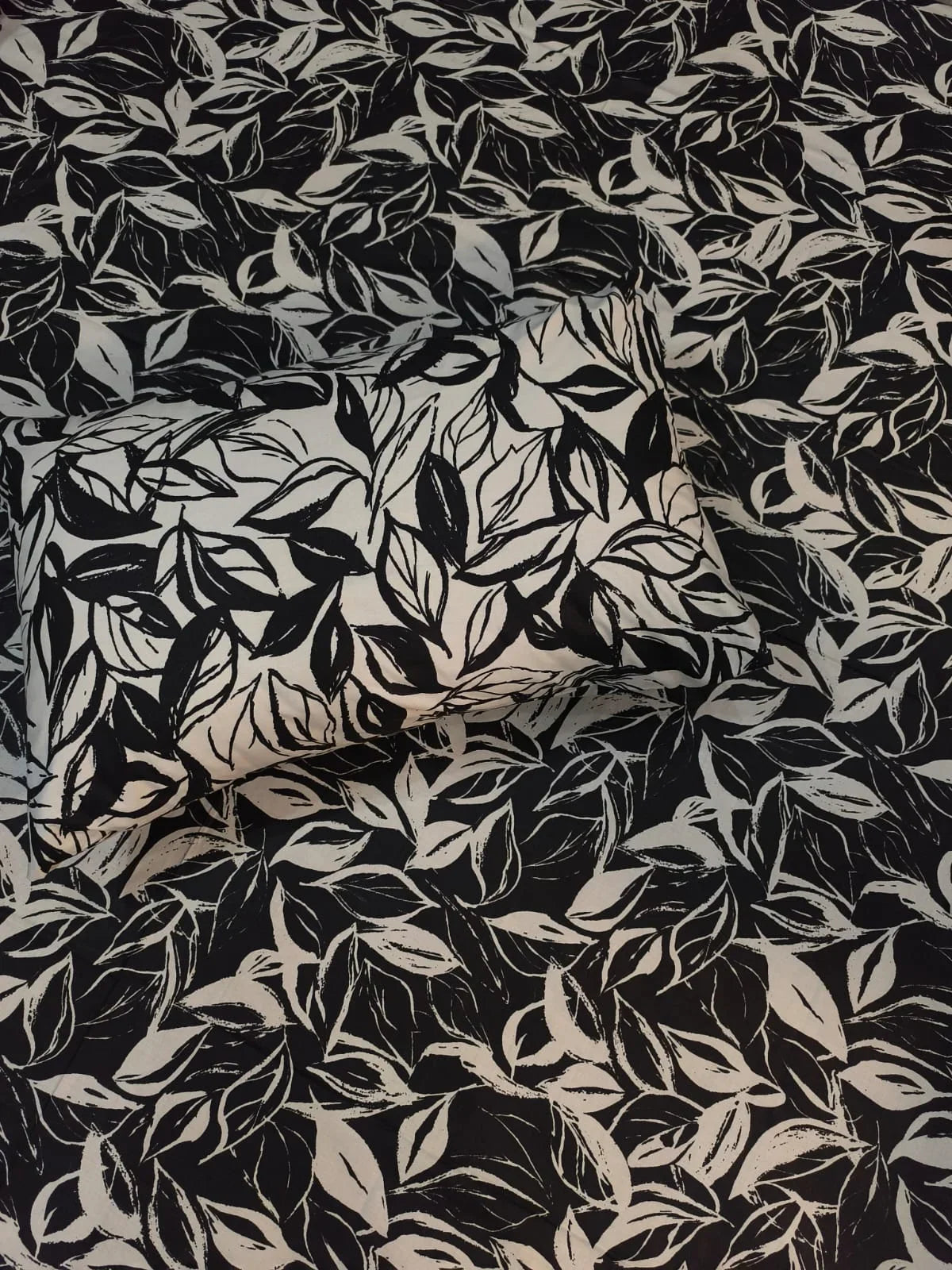 Black and white leaves 019