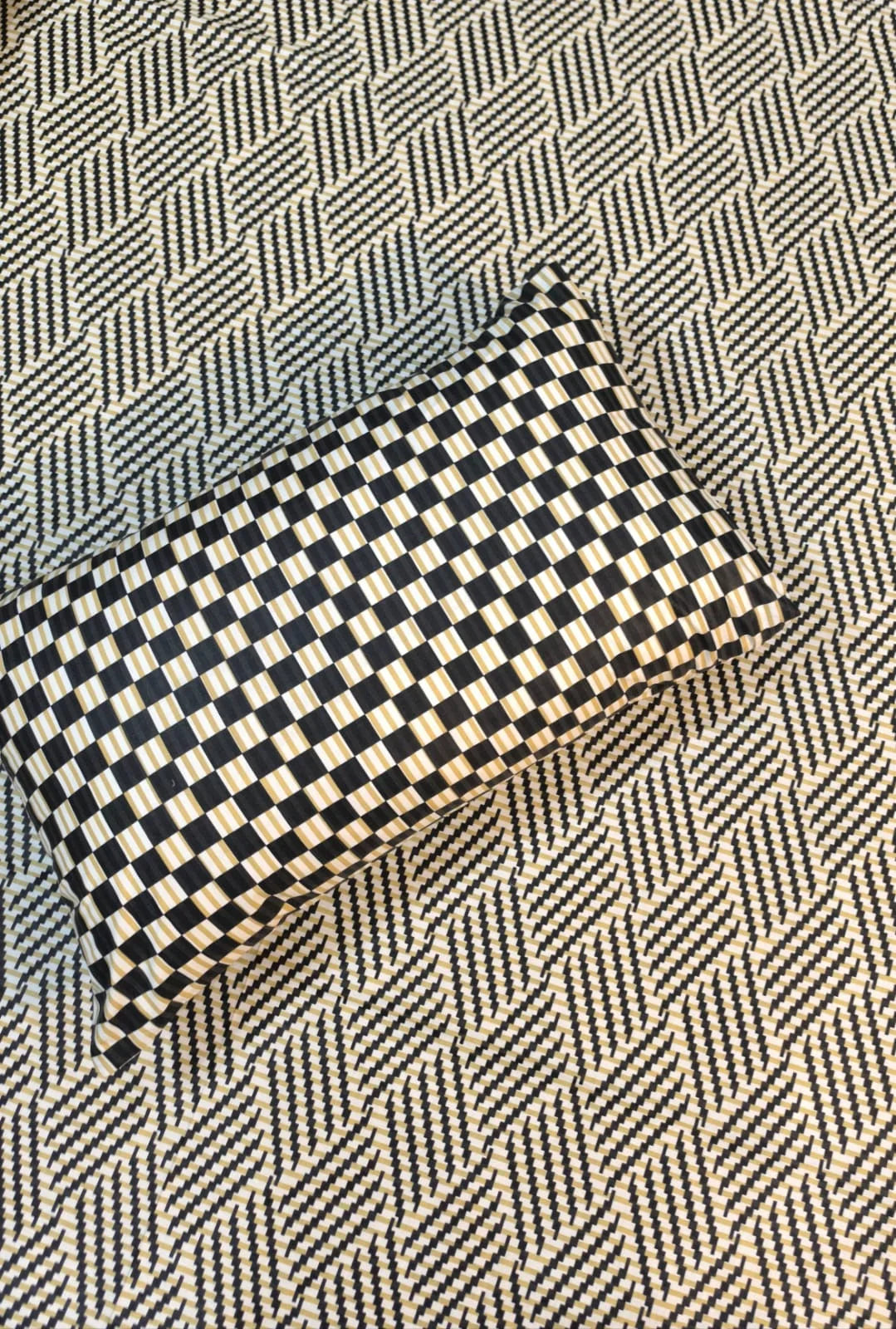 Monochrome Maze 049