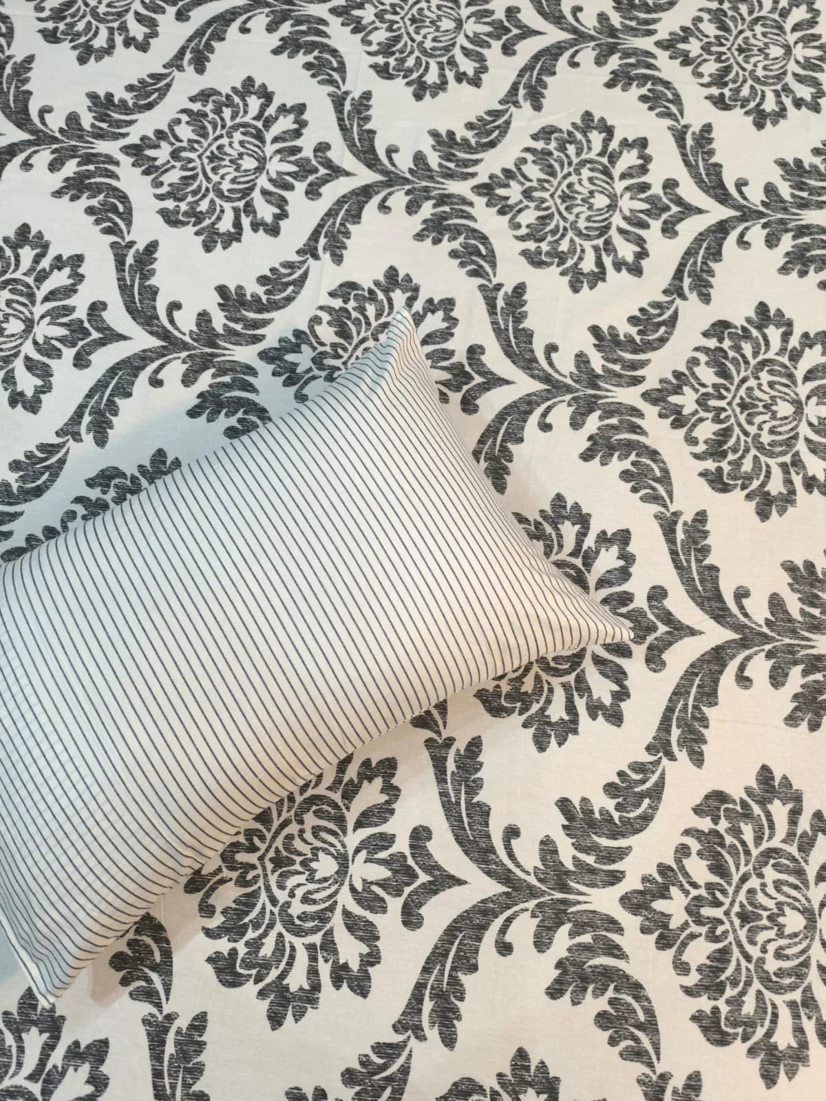 Grey White Abstract 010